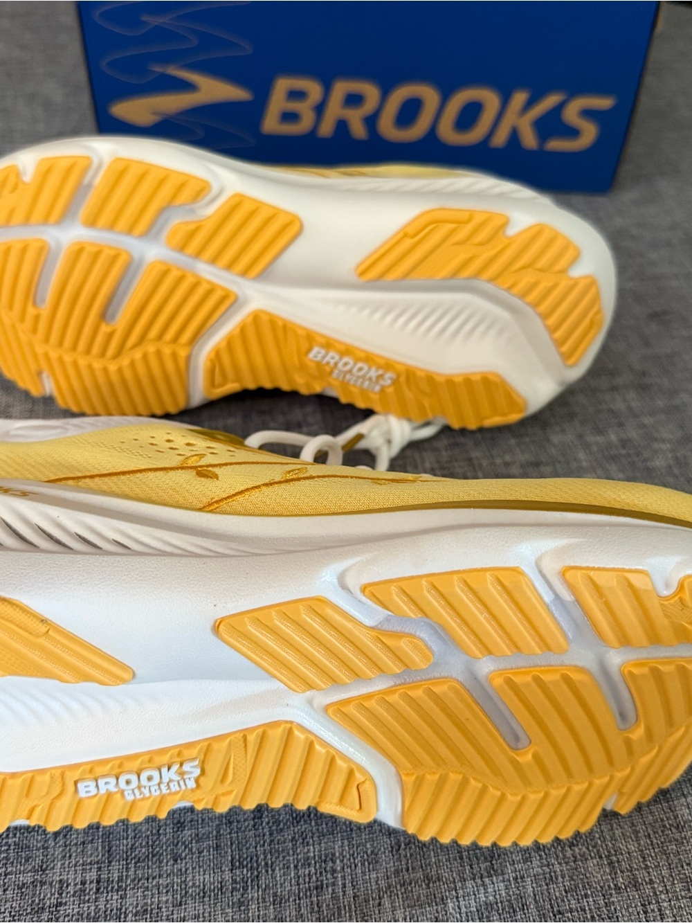 Brooks Yellow and White Men’s Running Shoes. - Picture 3 of 7